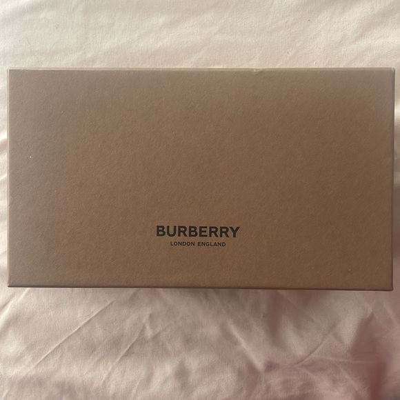 Burberry Sunglasses - Picture 10 of 10